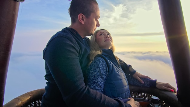 Casal de amor de aventura na melancia de balão de ar quente Homem e mulher beijam abraço amor