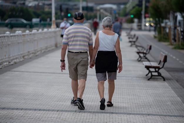 Casal de aposentados caminhando pela cidade