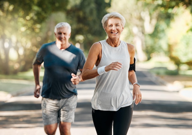 Casal de aposentados e saúde de corrida para o bem-estar do corpo e do coração com envelhecimento natural Pessoas maduras e idosas casadas desfrutam da natureza correm juntas para exercícios de vitalidade cardiovascular