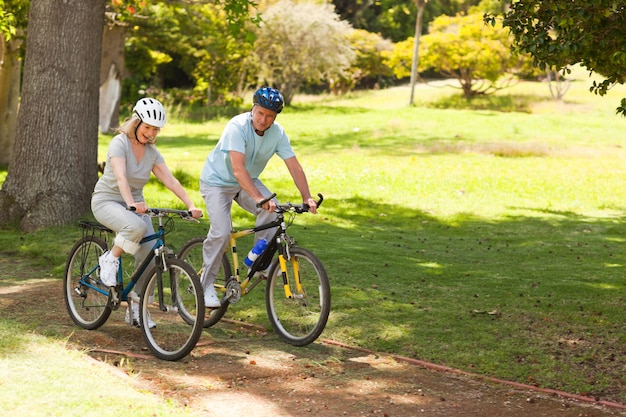 Casal de aposentados mountain bike fora