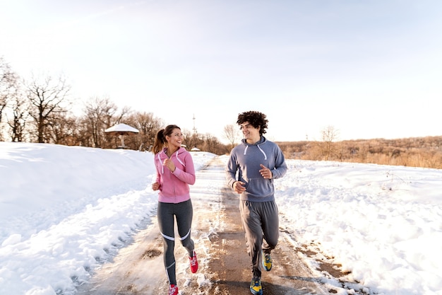 Casal de aptidão exercícios de manhã de inverno. Conceito de aptidão de inverno.