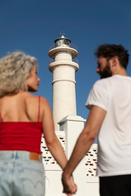 Foto casal de baixo ângulo no farol