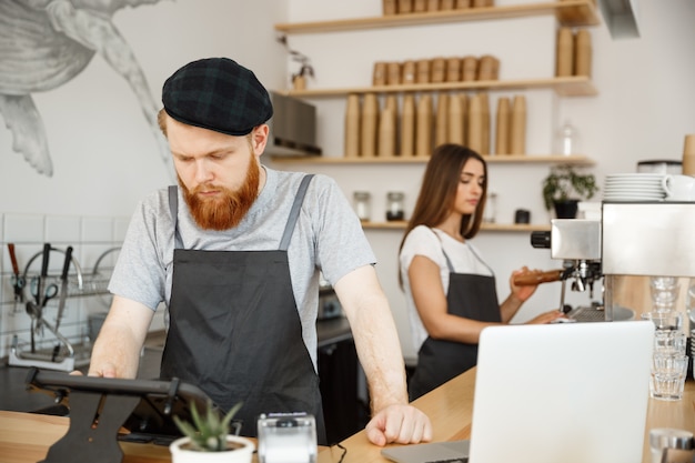 Casal de baristas trabalhando em uma cafeteria