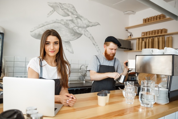 Casal de baristas trabalhando em uma cafeteria