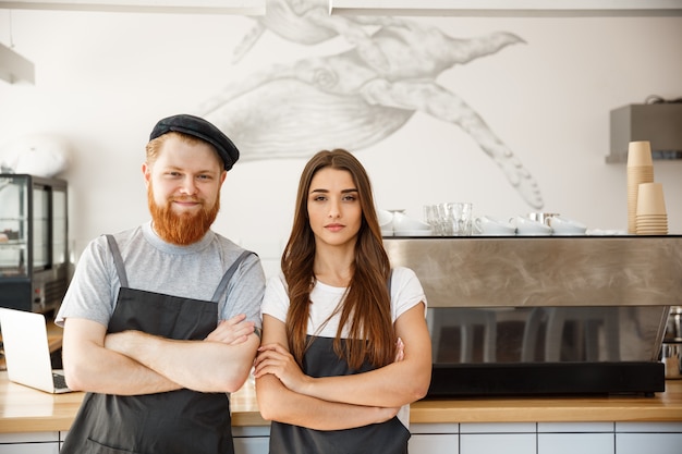 Casal de baristas trabalhando em uma cafeteria