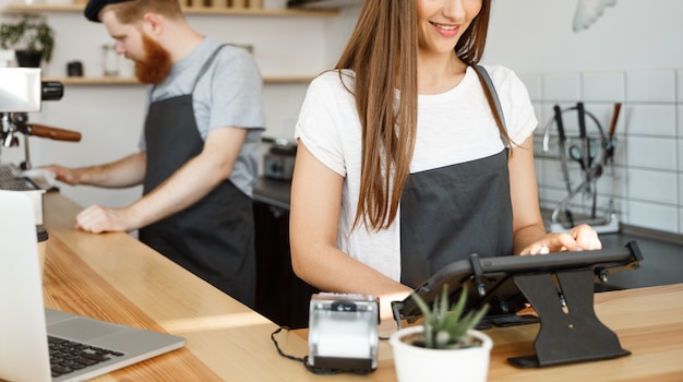 Casal de baristas trabalhando em uma cafeteria