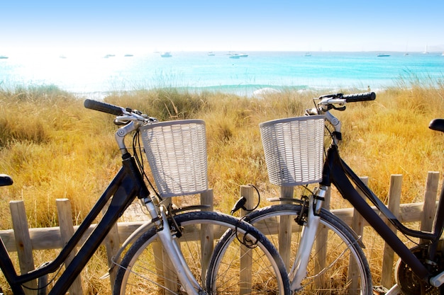 Casal de bicicletas estacionadas na praia de formentera