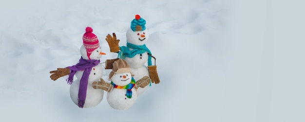 Casal de boneco de neve e boneco de neve em design de cartaz de férias de inverno