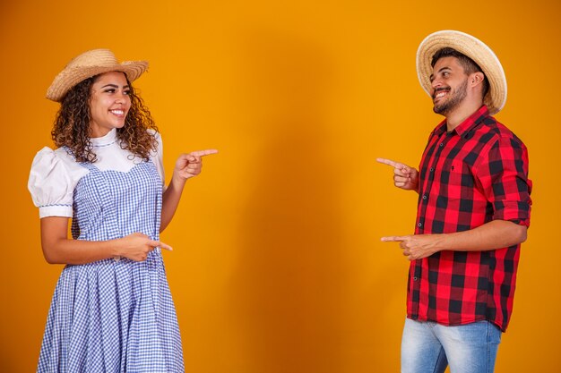 Casal de brasileiros com roupas tradicionais para festa junina