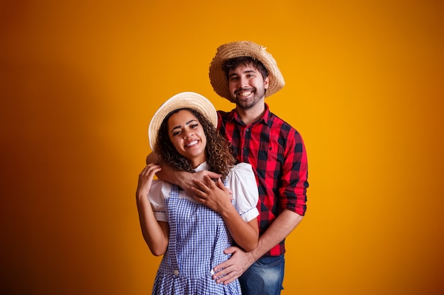 Casal de brasileiros com roupas tradicionais para festa junina