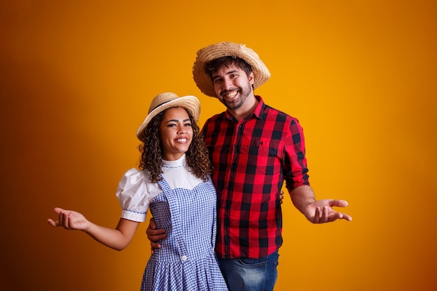 Casal de brasileiros com roupas tradicionais para festa junina