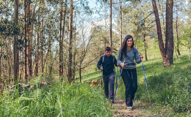 Casal de caminhantes fazendo trekking