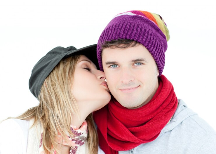 Foto casal de casal olhando para a câmera juntos