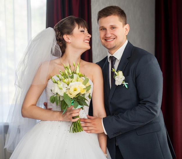 Casal de casamento de beleza se encontra em casa