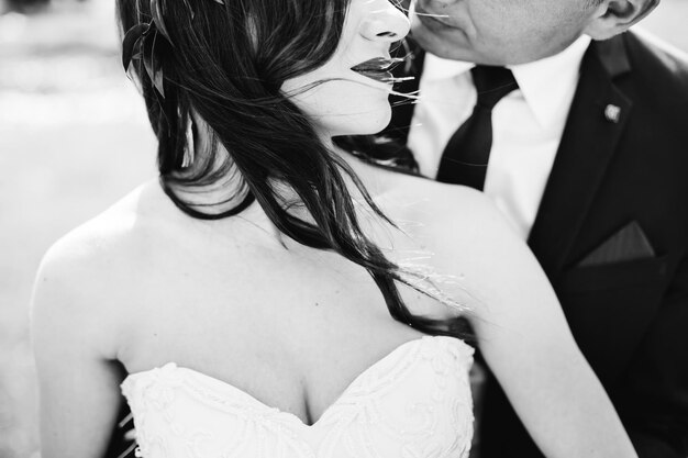 Casal de casamento de luxo se abraça e beija. Noiva linda e noivo estiloso