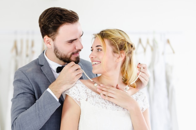 Casal de casamento lindo retrato modelo na loja de estúdio