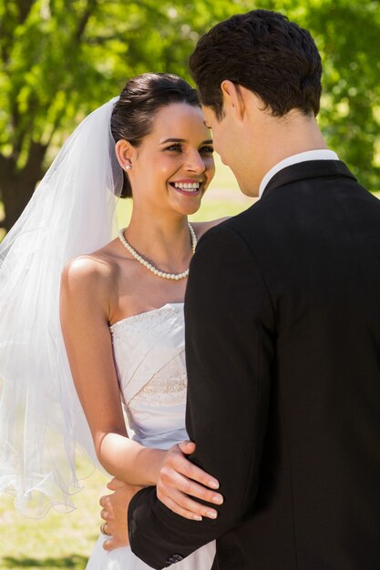 Casal de casamento recém casado no parque