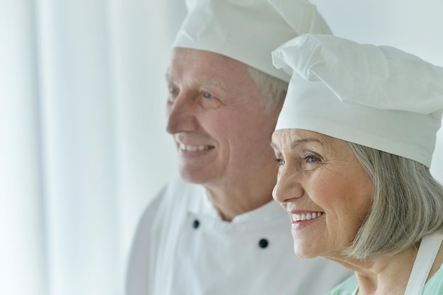 Casal de chefs sênior na cozinha