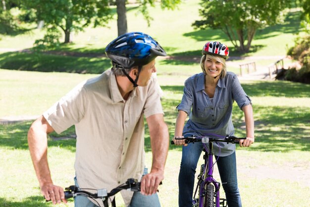 Casal de ciclismo no parque