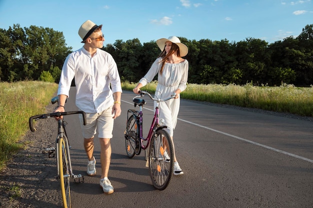 Foto casal de companheiros de bicicleta conversando