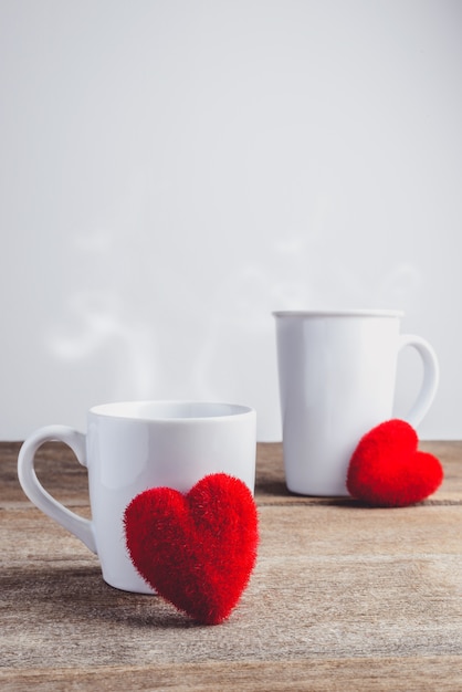 Casal de copas e casal xícaras de café na mesa de madeira