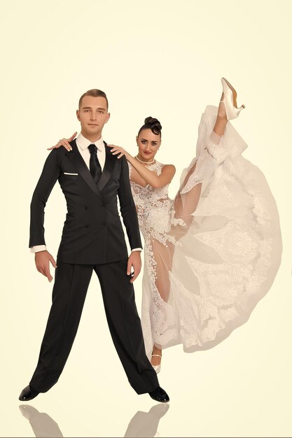 Casal de dança ballrom em uma pose de dança isolada em bachground branco