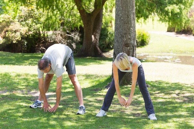 Casal de exercício no parque