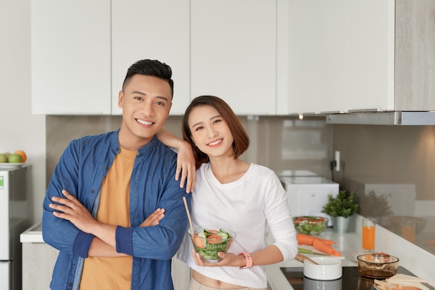 Foto casal de família feliz e sorridente cozinhando na cozinha do sótão.