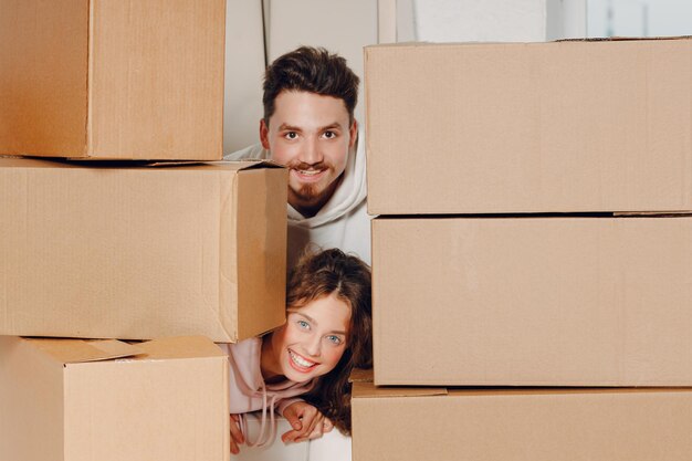 Casal de família jovem feliz retrato de homem e mulher depois de mover caixas de papelão para um novo apartamento imobiliário