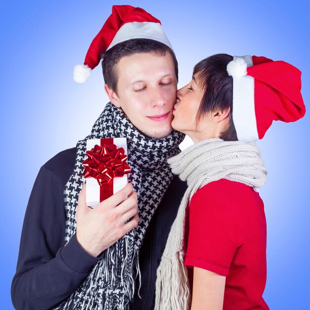 Casal de felicidade com caixa de presente de Natal