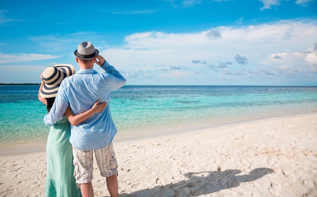 Casal de férias caminhando em uma praia tropical Maldivas. Homem e mulher caminhada romântica na praia.