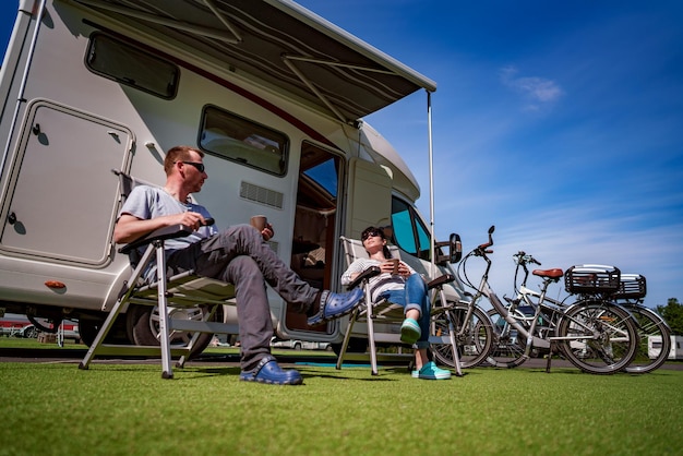 Casal de férias em um acampamento. Férias de carro de caravana. Viagem de férias em família, viagem de férias em motorhome