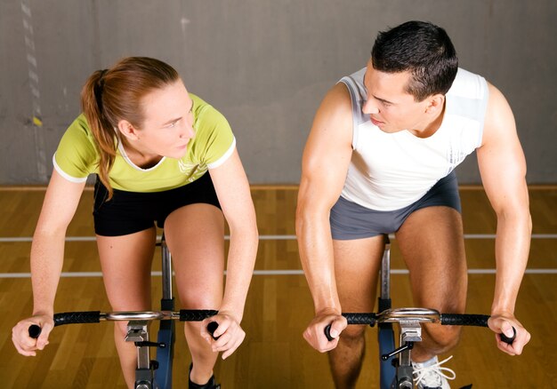 Casal de fiação em bicicletas