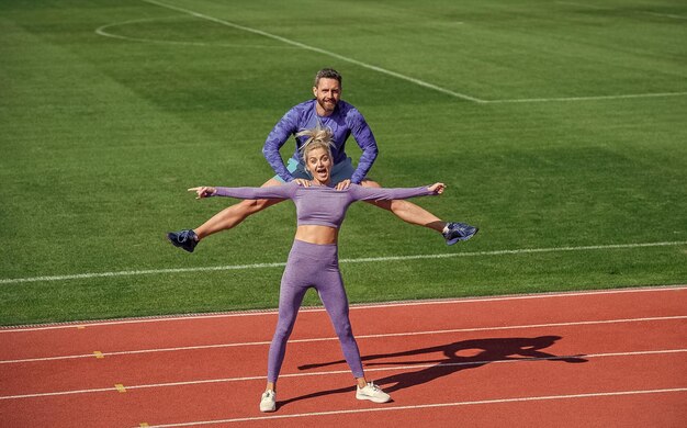 Foto casal de fitness treinando juntos na pista do estádio ao ar livre usando esporte esportivo