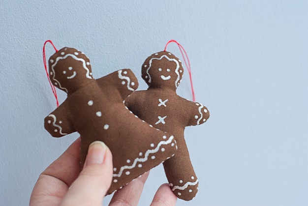 Casal de gengibre com biscoitos decorativos de coração grande