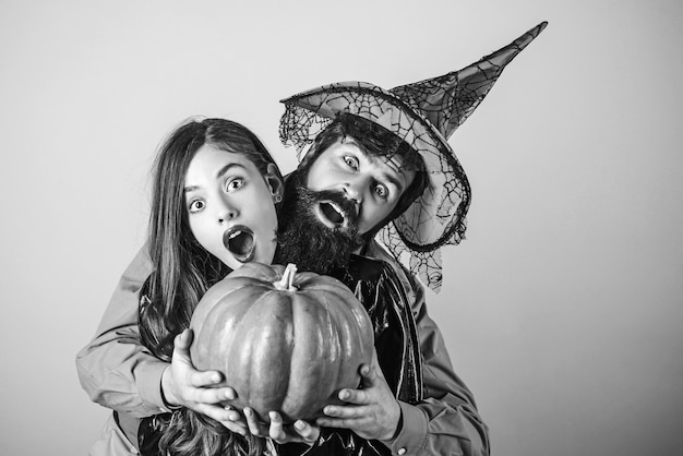 Casal de halloween se abraçando