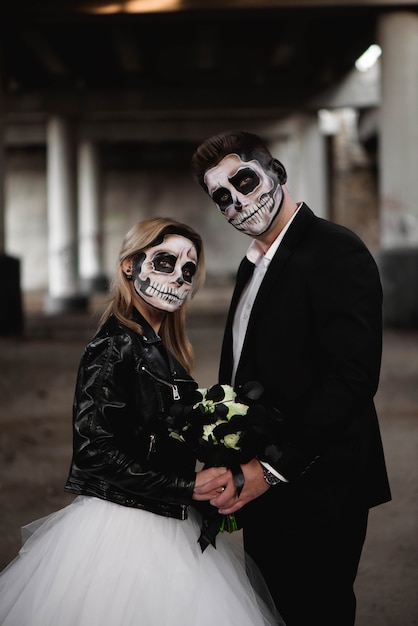 Casal de Halloween. Vestido com roupas de casamento romântico casal zumbi.