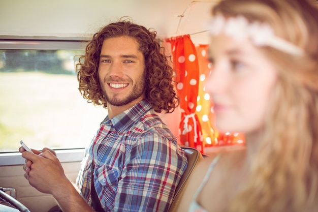 Casal de Hipster na viagem