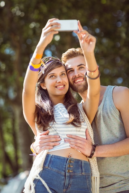 Casal de Hipster tomando um selfie