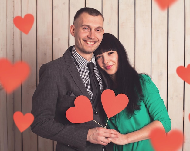 Foto casal de homem e mulher com forma de coração vermelho. amor no dia dos namorados.