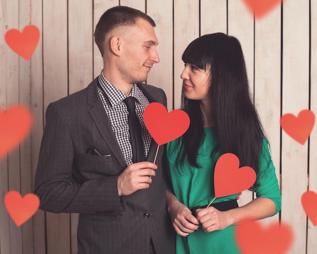 Casal de homem e mulher com forma de coração vermelho. Amor no dia dos namorados.