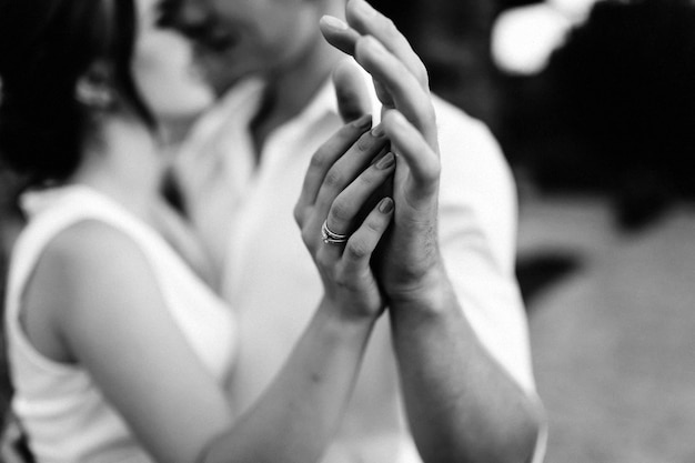 Foto casal de homem e mulher tocando as mãos e se beijando