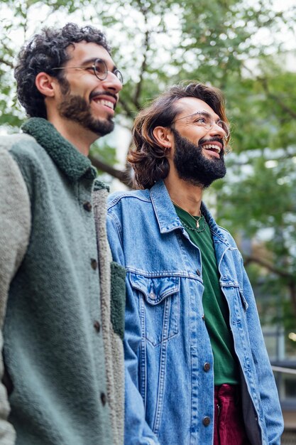 Foto casal de homens gays andando sorrindo