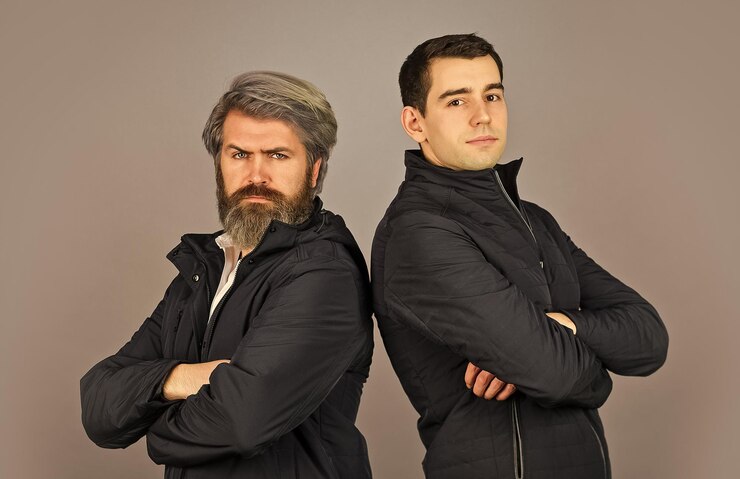 Foto casal de homens posando de dois homens tem confiança e carisma cinza outono cores estilo de moda outono e primavera estilo moderno para qualquer estação conceito de amizade