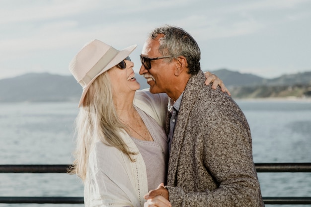 Casal de idosos alegres dançando no cais de Santa Monica