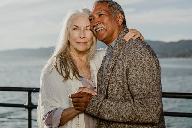 Casal de idosos alegres dançando no cais de Santa Monica