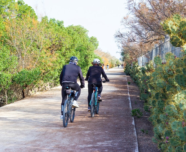 Casal de idosos andando de bicicleta