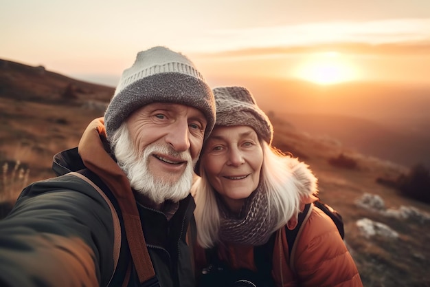 Casal de idosos aposentados tira uma selfie no smartphone enquanto viaja na natureza nas montanhas