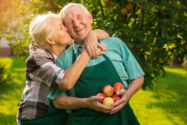 Casal de idosos com maçãs