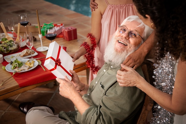 Foto casal de idosos comemorando o natal no hemisfério sul